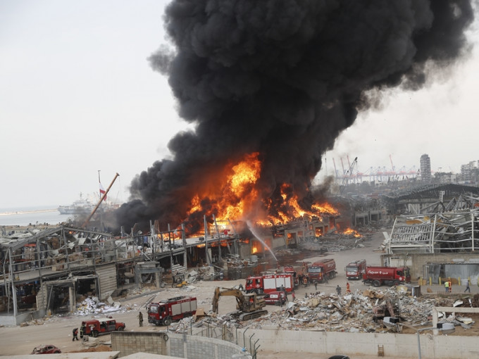 貝魯特港口大爆炸一個月後再起火。AP相片