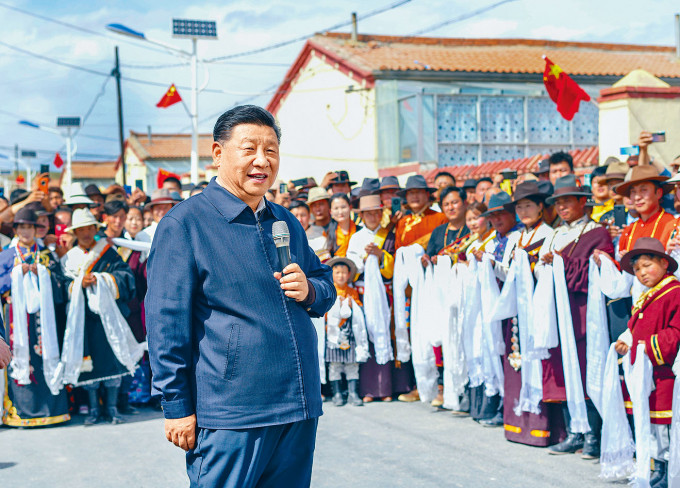 習近平八日在青海省看望藏族群眾。