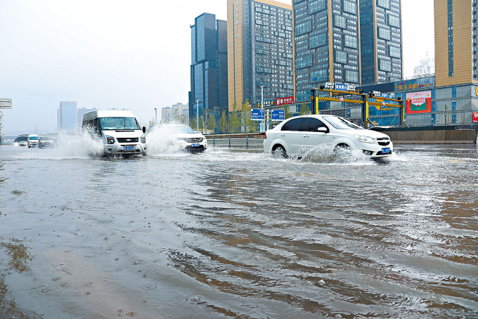 ■鄭州街頭車輛涉水通行。