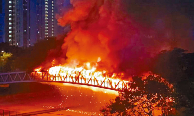 元朗朗屏电缆桥六月起火，被烧至俨如「火龙」。