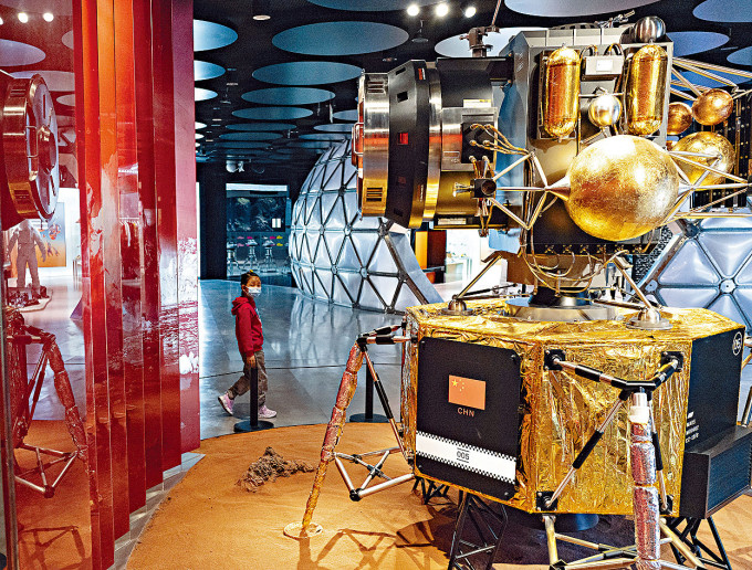 北京一商場陳列了火星探測器模型。