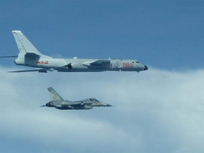台灣軍方派戰機監視解放軍轟-6轟炸機。網上圖片