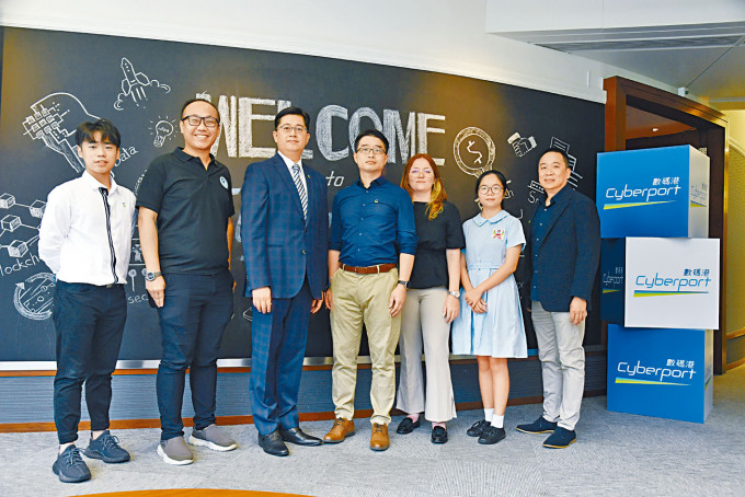 數碼港首席公眾使命官陳思源（左三）與一眾創科公司創辦人及學生出席傳媒茶敍。