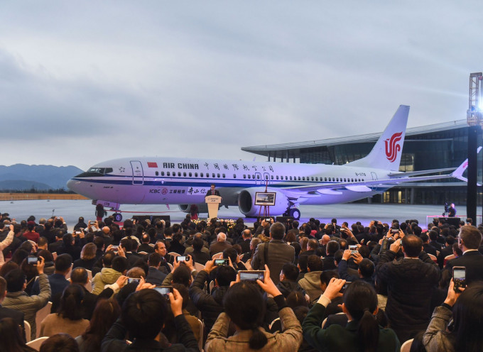 美国波音公司向中国国际航空公司今日交付了一架波音737 MAX 8客机。新华社图片