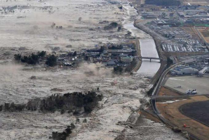 日本福岛于2011年3月11日遭到大地震引发的海啸冲击。美联社资料图片
