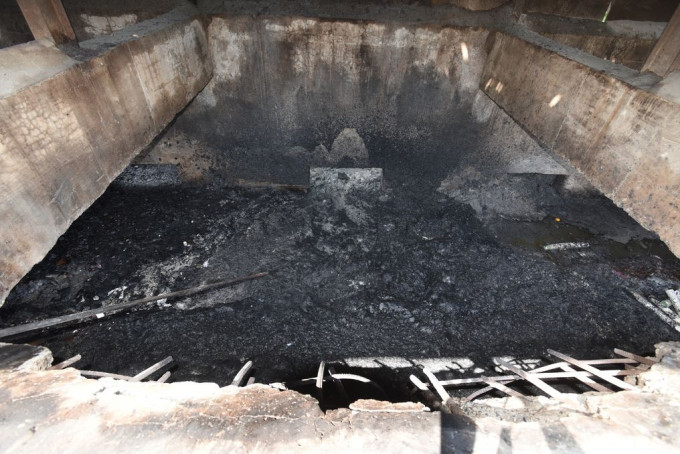 化寶爐內有約1.5米深未熄滅的灰燼。