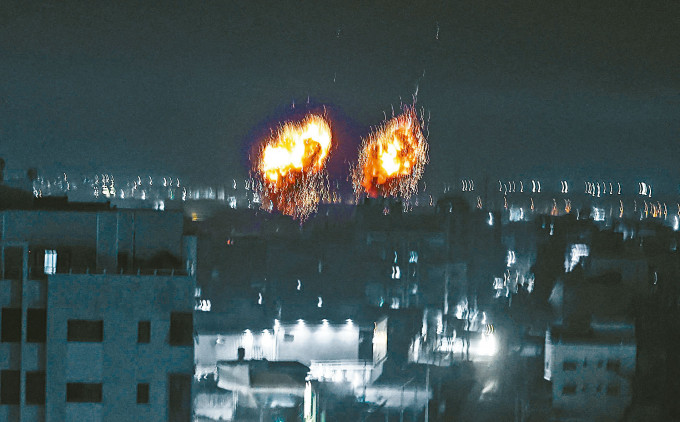 加沙城周三遭以军炮火攻击，有建筑物被炸中燃起火球。