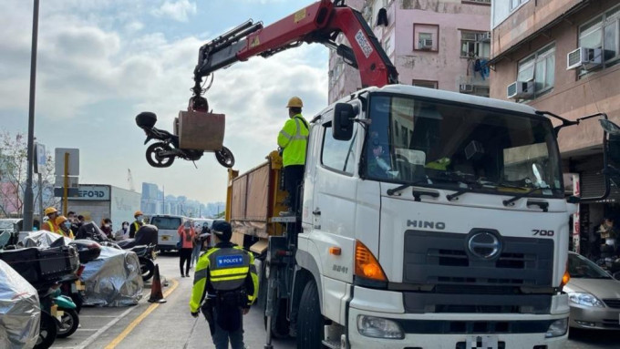 警方與跨部門合力將九龍城多輛棄置電單車清走。圖:警方提供