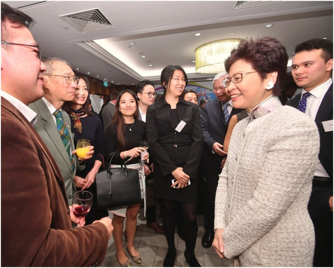 林郑月娥（右二）在伦敦与当地香港人会面。
