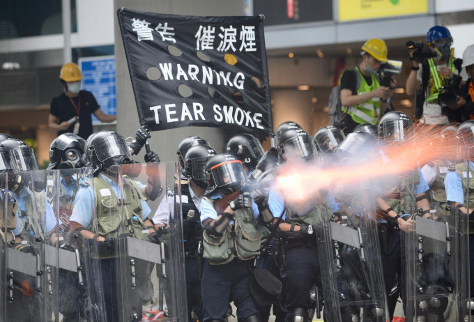 警方6月12日使用催泪弹驱散示威者。资料图片