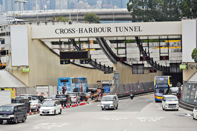 政府计画分阶段实施三隧分流方案，明年首阶段私家车西隧收费由七十五元减至六十元，红隧由二十元增至三十元。