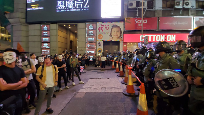 兰桂坊当晚有大批人士聚集与警对峙。资料图片