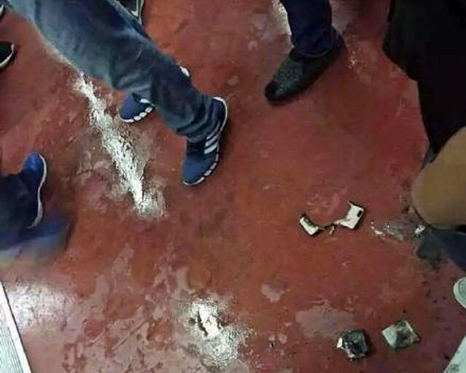 北京地铁「尿袋」冒烟，乘客慌忙逃生。网图