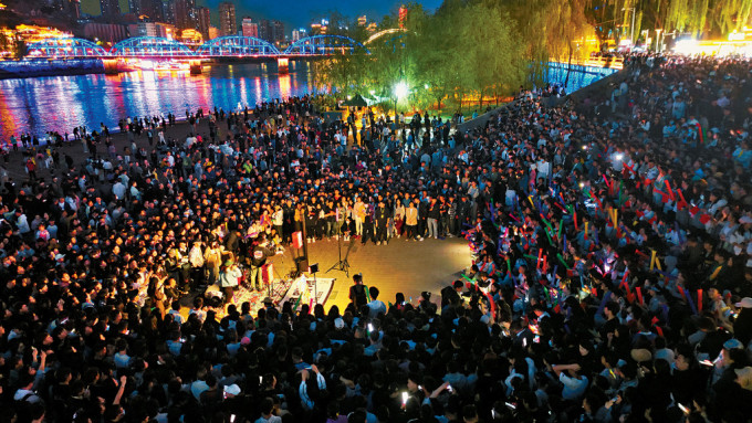 蘭州黃河畔舉行的路邊演唱會吸引民眾打卡。