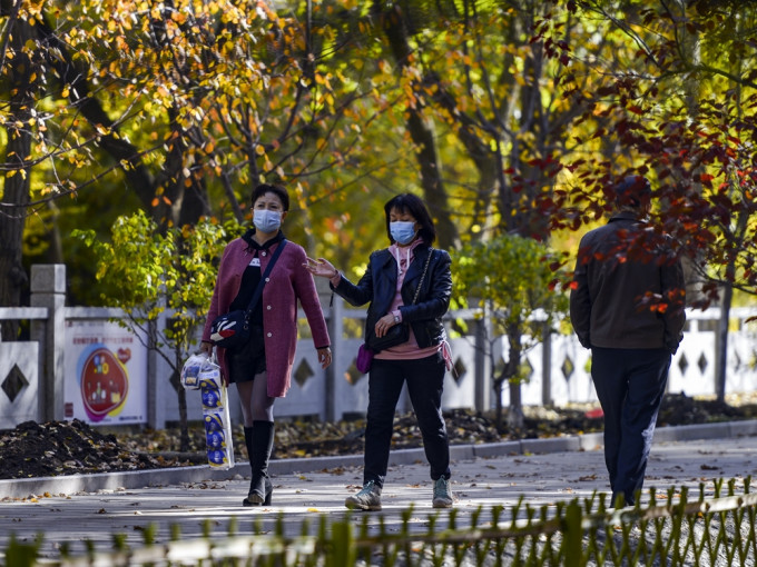 杨功焕指出新冠病毒活跃程度有所增加，与冬季来临致气温下降有一定关连。新华社