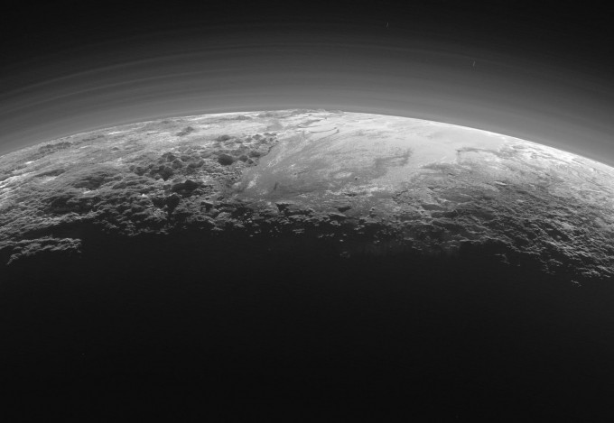 冥王星表面上的圆丘，可能由甲烷冰构成。