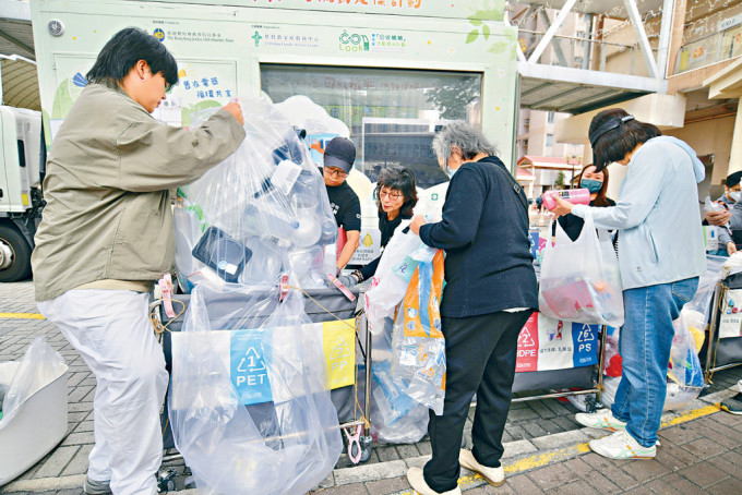 不少市民將平日儲存在家中的廢品拿來回收。