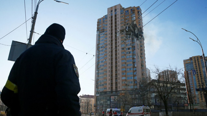 基辅一座住宅大厦疑被俄军导弹炸穿。AP图片