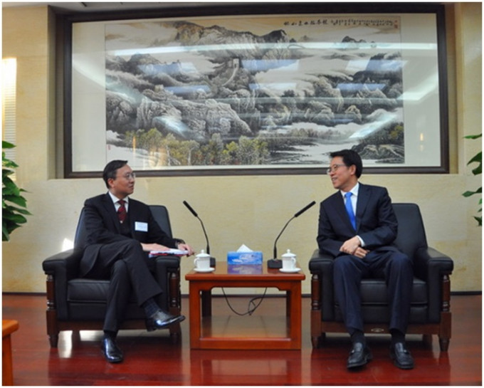 2017 年11 月14 日，張曉明主任會見了香港大律師公會訪京團。國務院港澳事務辦公室圖片