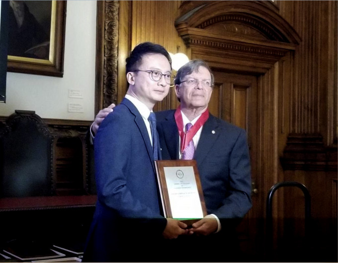 陈家亮获美国肠胃科医学院颁发「国际领袖大奖」。