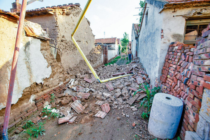 126座房屋在地震中倒塌。