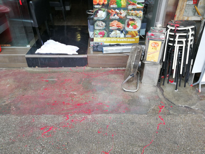 店铺少量枱凳及物件染红，隔邻一间寿司店铁闸亦受波及。