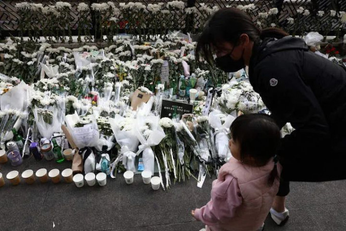 南韩人踩人惨剧遇难者中，包括两位宁波人。