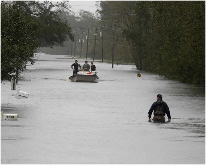 救援人员在新伯尔尼救出超过450名被困洪水的居民。AP