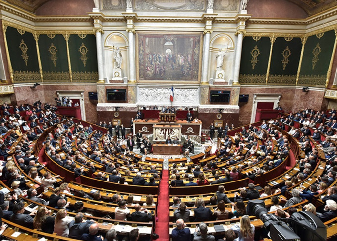 法国国会通过议案，将性行为合法年龄定为15岁。网图