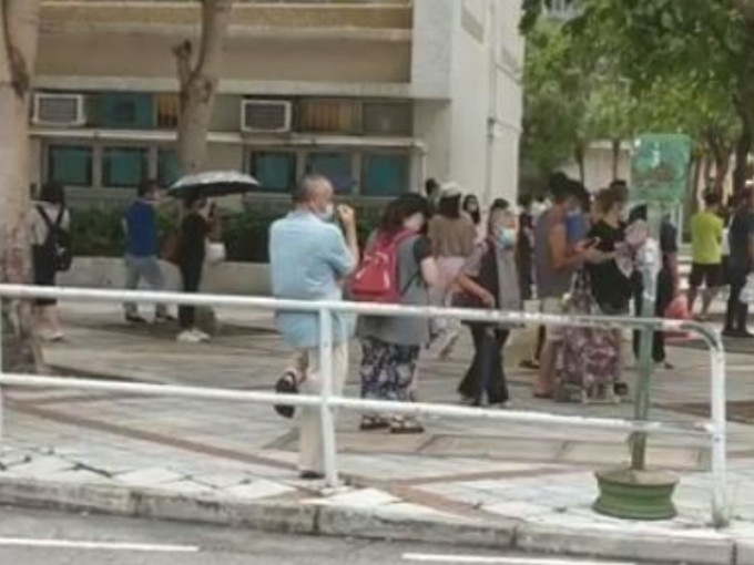 警方行动期间大批街坊围观。fb群组「Tin Shui Wai 天水围
」网民「Stanley Choy
」图片