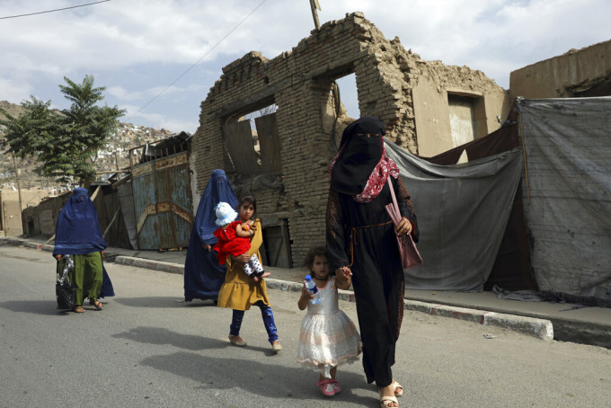現時阿富汗女性外出需要穿罩袍。美聯社圖片