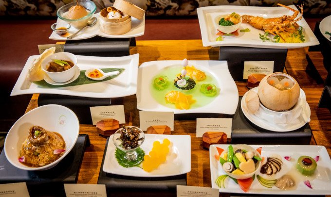 迪士尼乐园酒店「晶荷轩」推出八道菜式的晚餐。