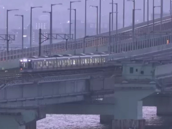 关西机场大桥正式恢复通车。两条行车线包括JR及南海电铁均再次提供服务，接载乘客往返机场。(网图)