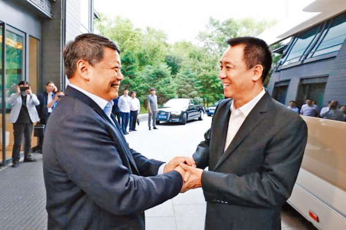 2019年，时任辽宁省长唐一军同许家印在渖阳会面。