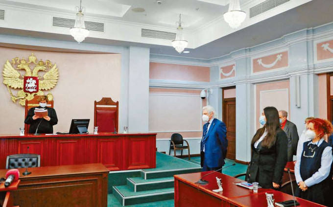 ■俄罗斯最高法院法官昨日宣布裁决，下令关闭「纪念」组织。