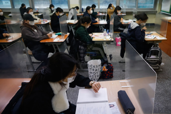 南韩疫情下高考人数创新低。ap图