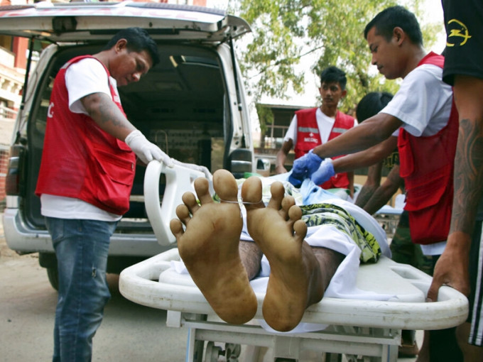 外電引述當地傳媒指，緬甸當日增至最少114人死亡。AP圖片