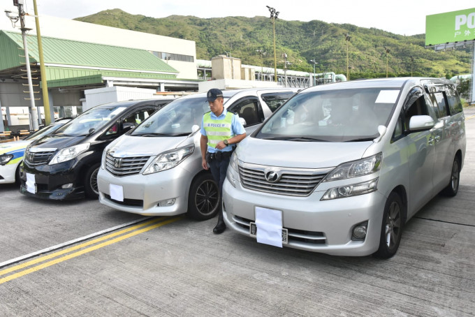 警方在行動中拘捕3名男子，涉嫌干犯「非法駕駛汽車作出租或載客取酬用途」和「駕駛汽車時沒有第三者保險」罪名。