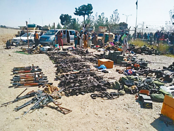■塔利班繳獲的大批武器。