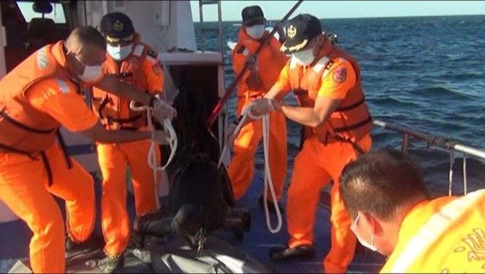 海巡署人員打撈一具無頭斷臂屍體。 海巡署圖片