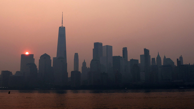 加拿大山火造成的陰霾和煙霧籠罩著紐約曼哈頓。路透