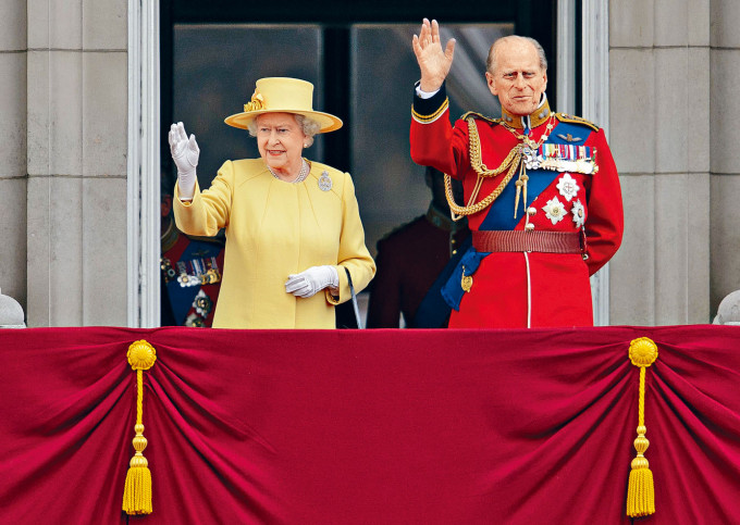 ■菲臘親王(右)數十年來一直陪伴英女皇身邊。