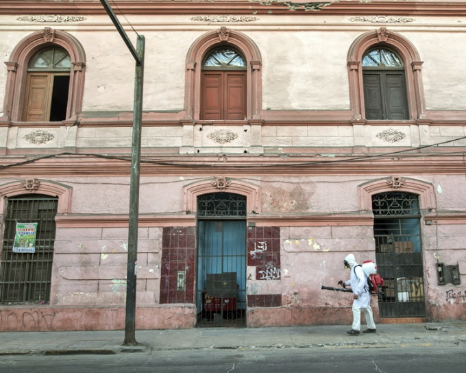 秘魯街頭加強消毒防疫。AP