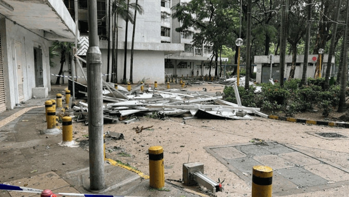 長沙灣李鄭屋邨太陽能板昨日被吹落街。網上圖片