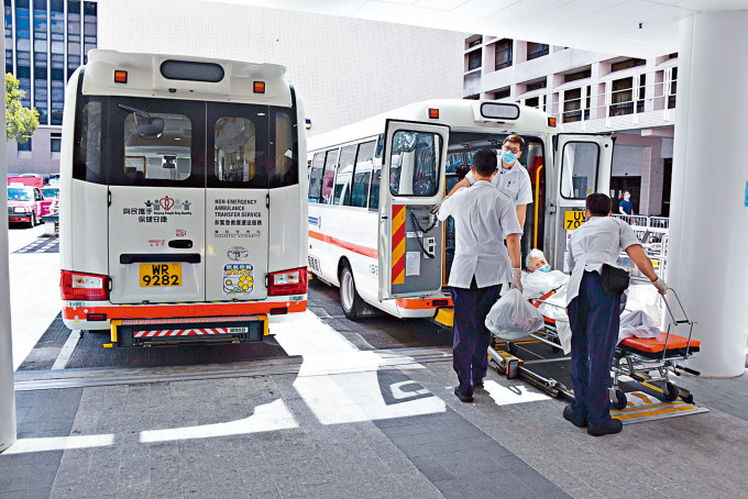 伊利沙伯医院一名非紧急救护车调配中心控制员确诊，图为员工工作。