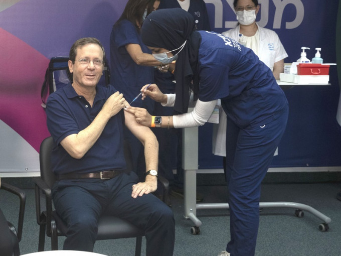 赫爾佐格率先接種第3針新冠疫苗。AP
