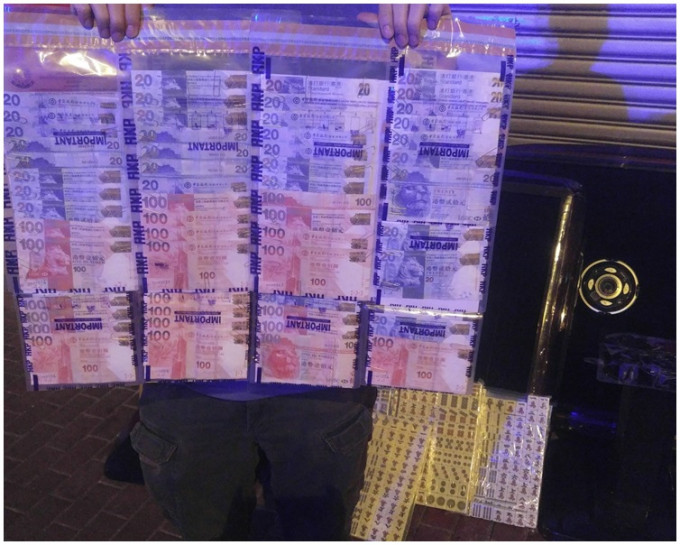 警方展示检获的赌款及水钱。
