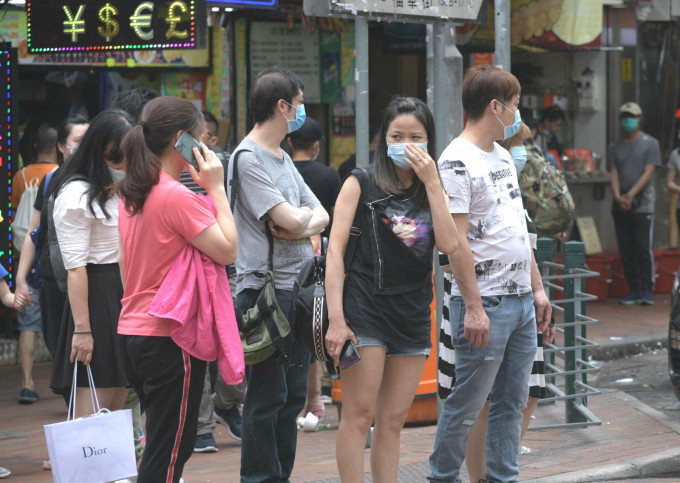 受东北季候风及高空扰动影响，本周中后 期广东显著转凉，风势颇大及有雷雨。