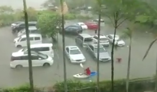 西貢停車場變澤國，市民划艇自得其樂。影片截圖