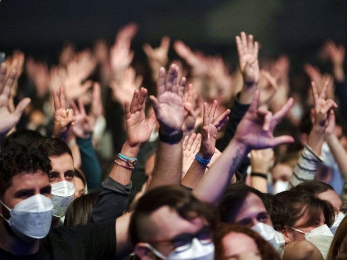 西班牙一个场馆内举行5,000人的摇滚音乐会。AP图片